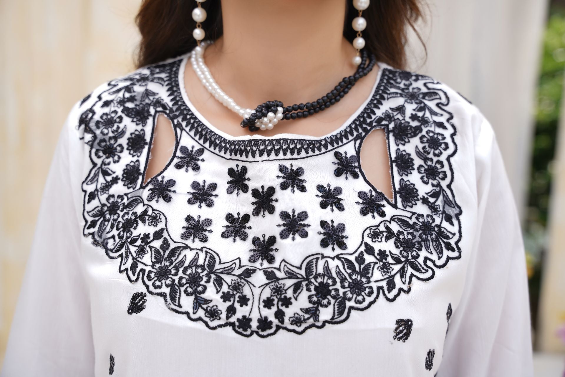 Har Din 1 – White Embroidered 3 Pc Suit