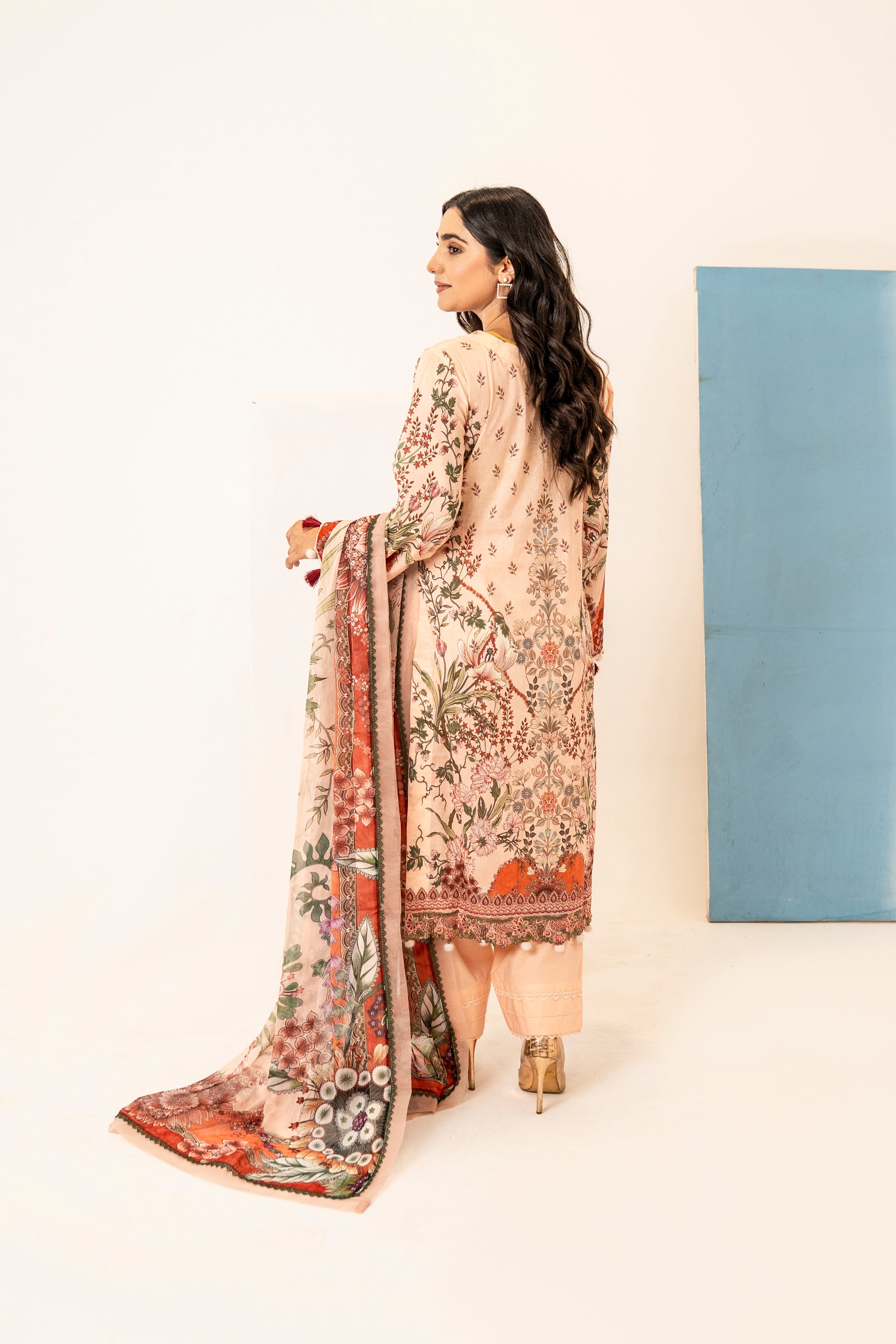 Queen Libas Pakistani Lawn Suit UK with Elegant Print.