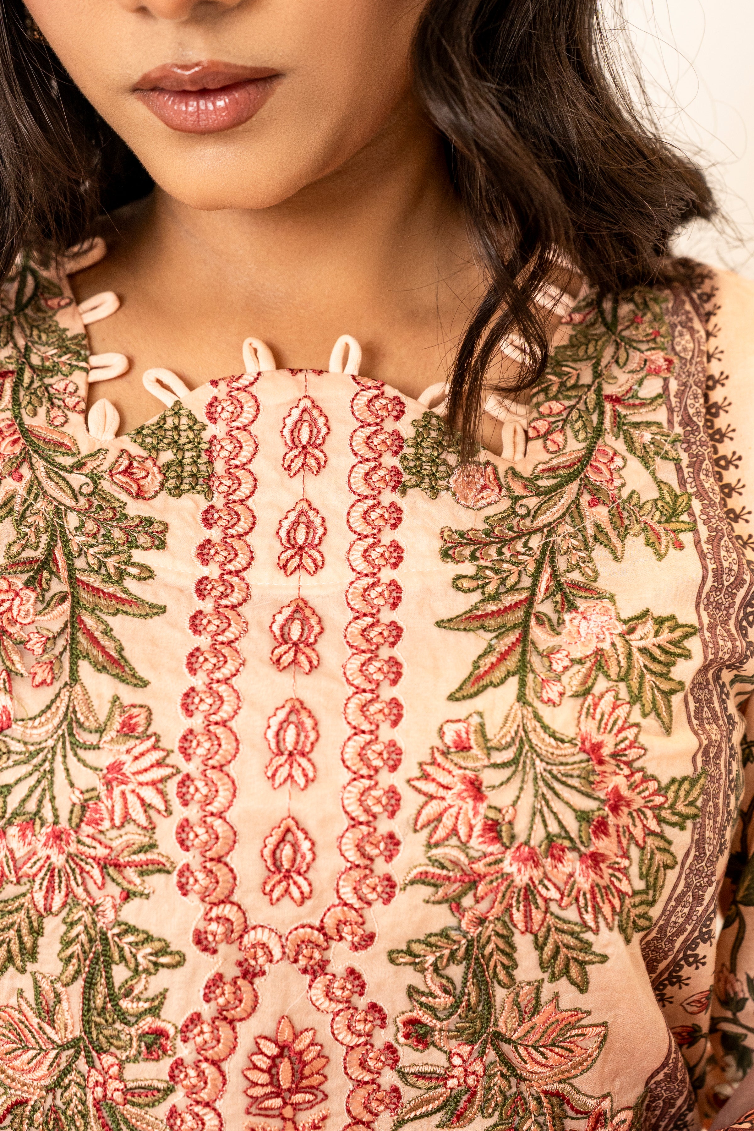 Queen Libas Pakistani Lawn Suit UK with Elegant Print.