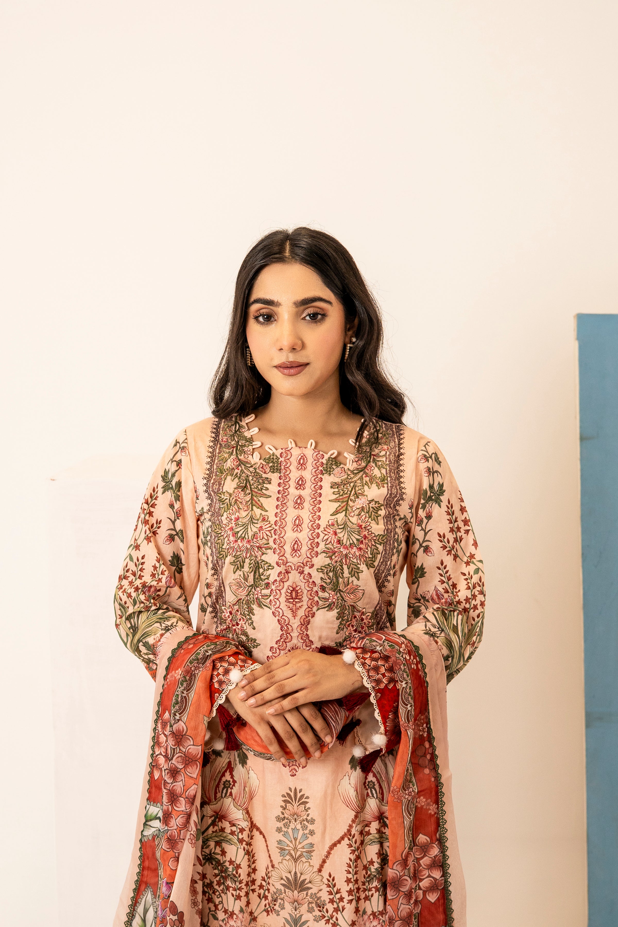Queen Libas Pakistani Lawn Suit UK with Elegant Print.