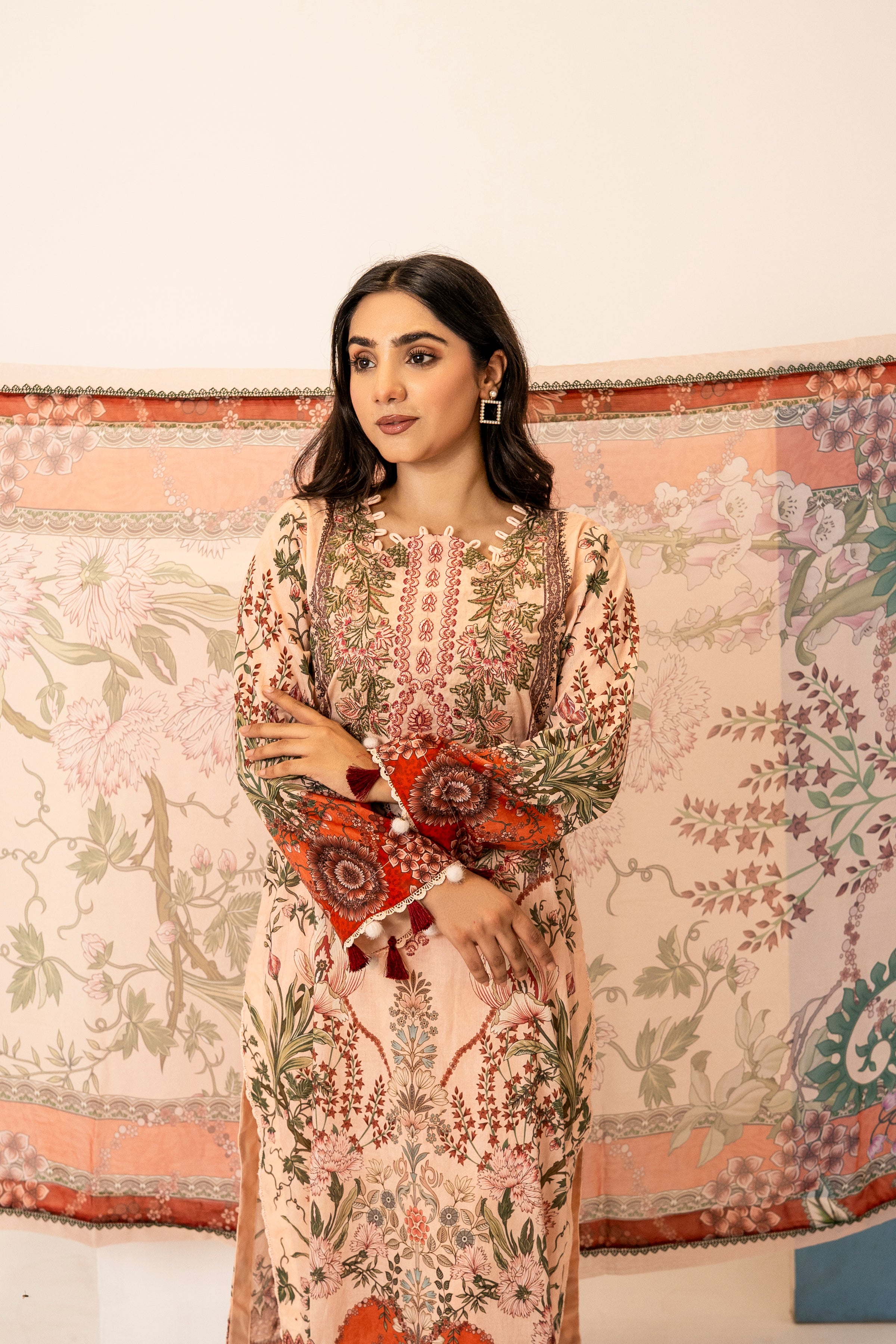 Queen Libas Pakistani Lawn Suit UK with Elegant Print.