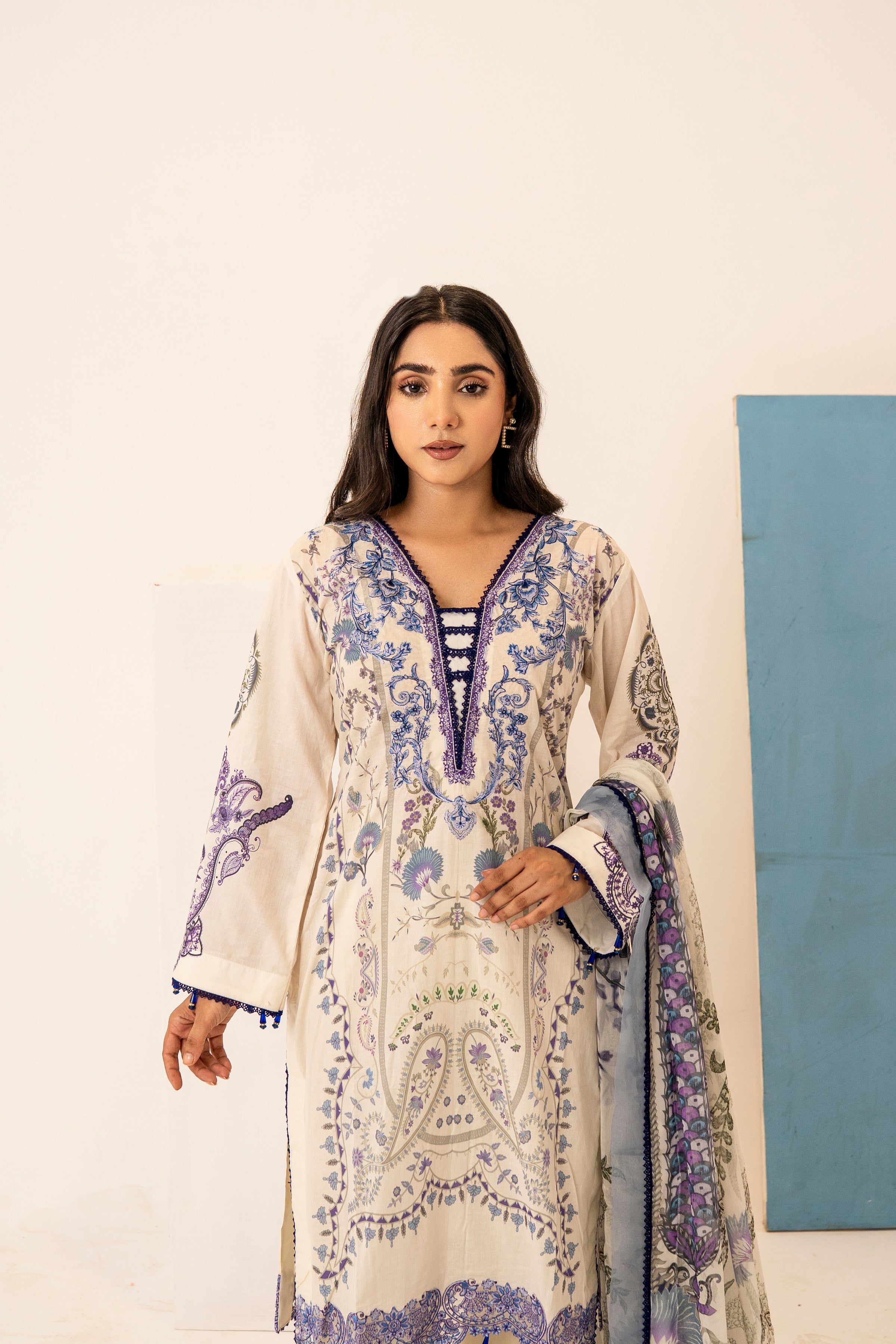 Queen Libas Pakistani Summer Lawn Suit UK - Elegant Design.