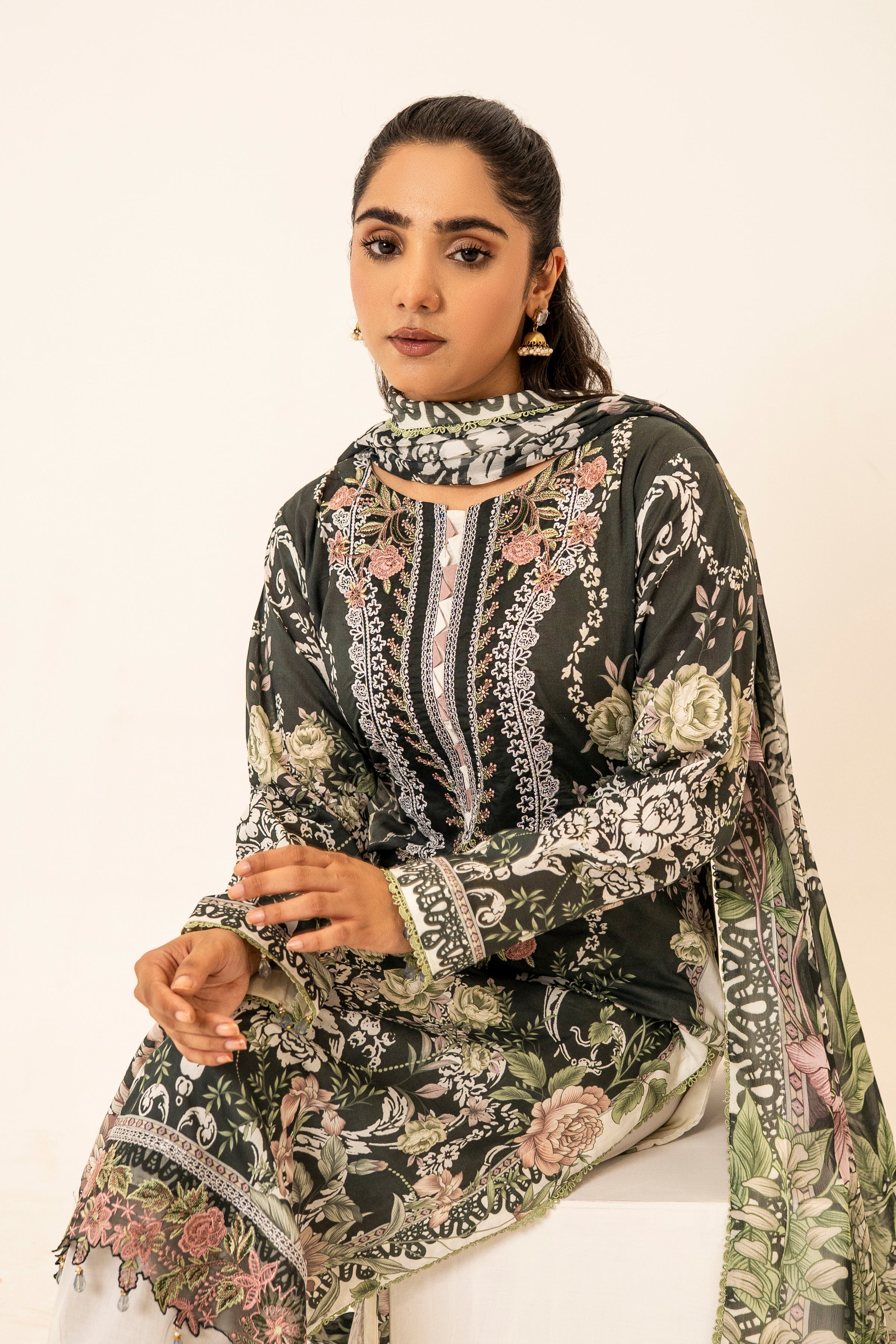 Queen Libas Pakistani Summer Lawn Suit UK - Elegant Design.